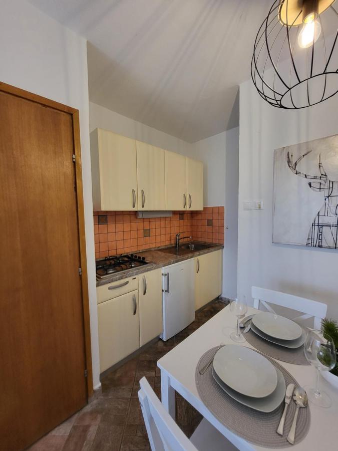 ApartmaniinПримоштен Экстерьер фото